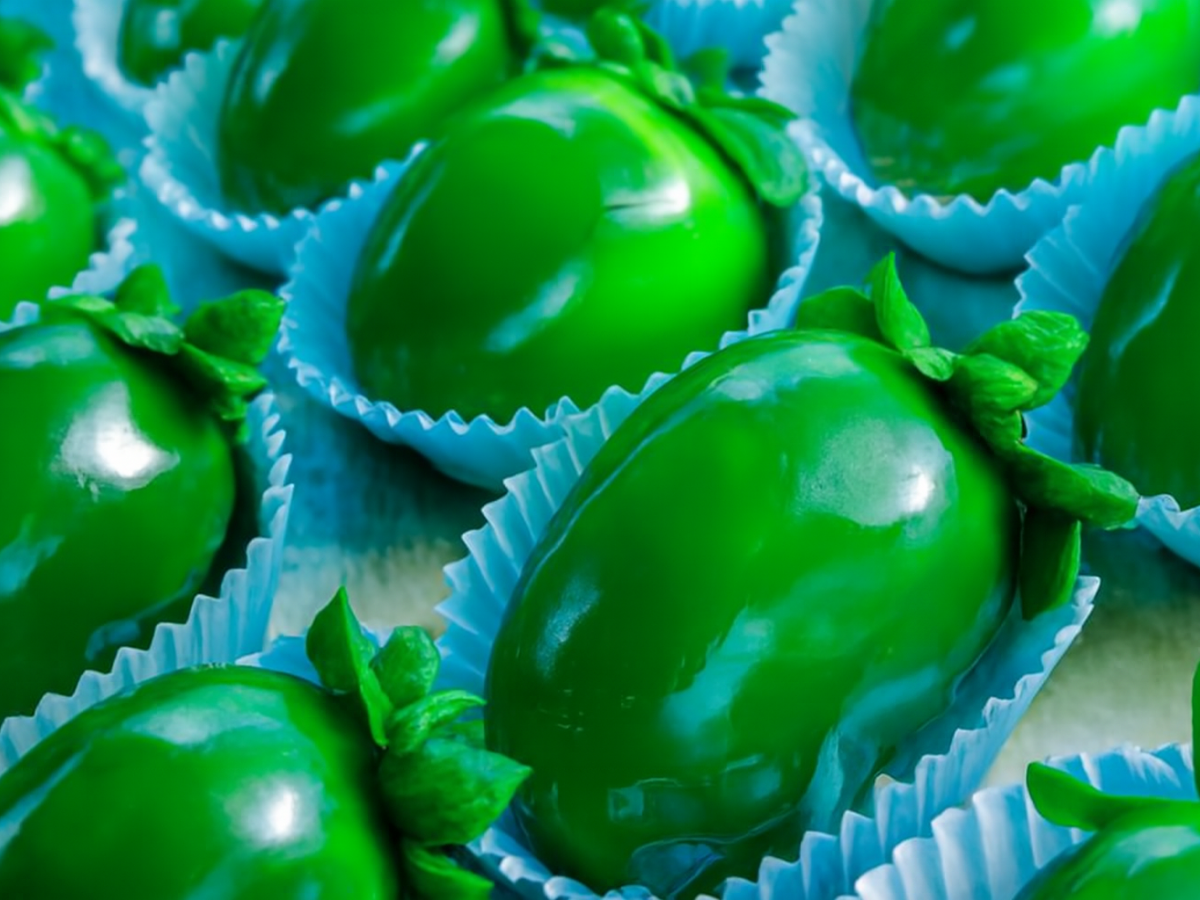 Morango de pistache do amor — docinho artesanal com cobertura verde vibrante, feito para confeiteiras criativas e apaixonadas por tendências como pistache, morango do amor e confeitaria afetiva.