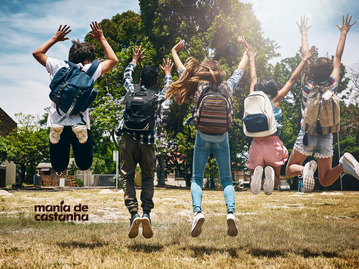 Crianças pulando felizes com mochilas nas costas durante as férias escolares – Mania de Castanha